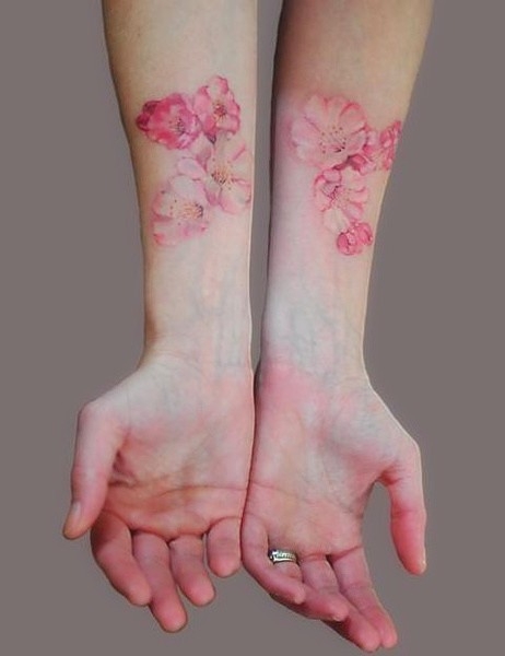 女性双臂彩色桃花纹身