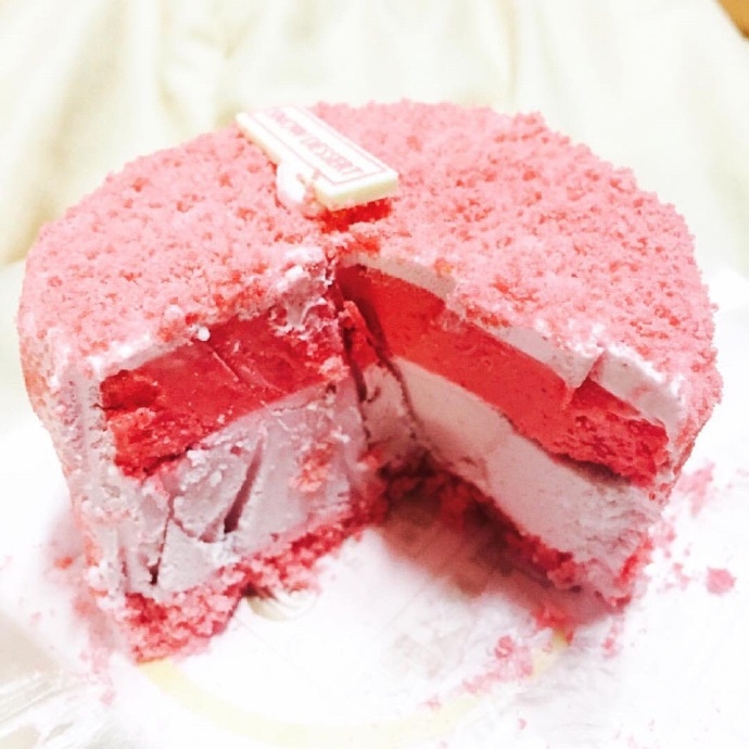 韩国Snow dessert推出的草莓芝士冰淇淋蛋糕 完全没有抵抗力