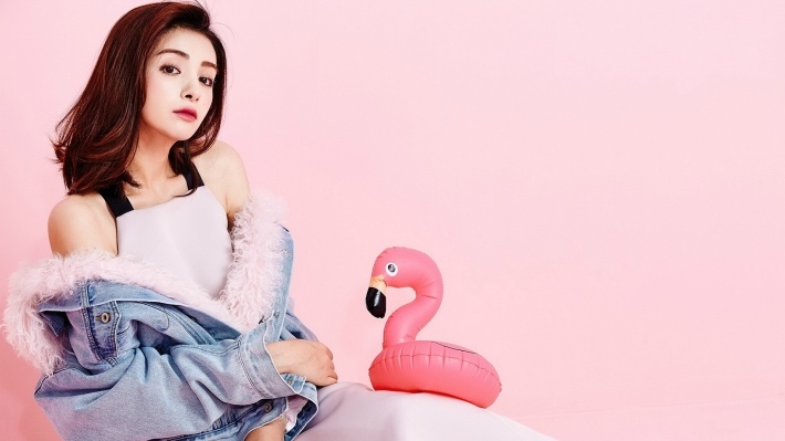 新疆美女麦迪娜甜美写真桌面壁纸