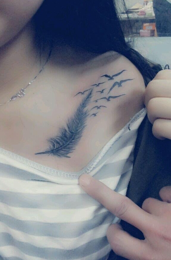 女神胸前羽化蝶纹身图案