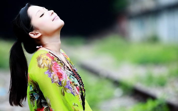忧郁迷人美女高清桌面壁纸
