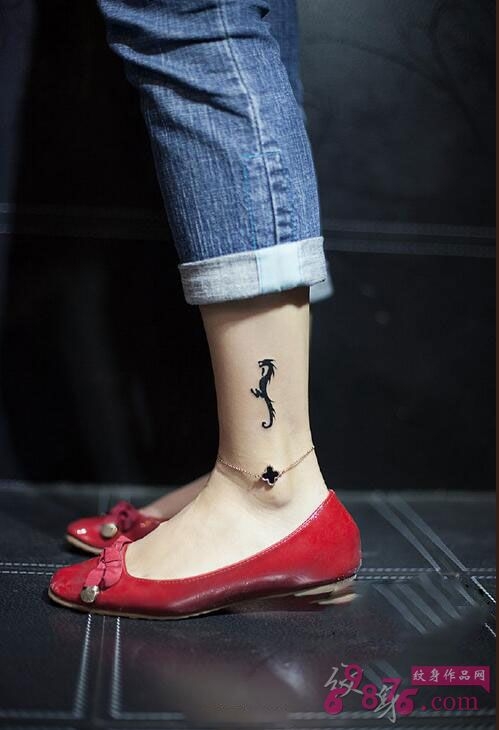 可爱海马脚踝纹身图案