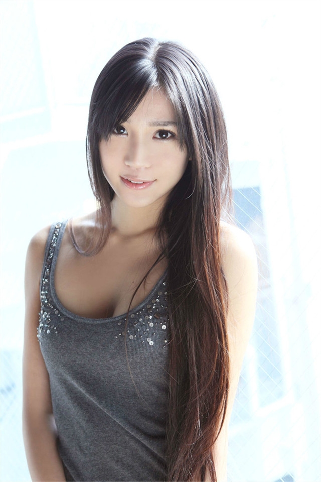 长发白皙的清纯美女甜美微笑手机壁纸