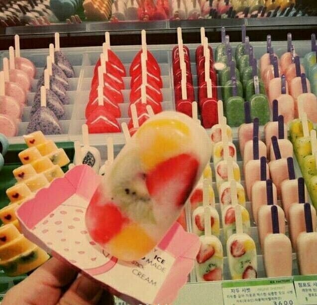 炎热的夏天来支水果棒冰