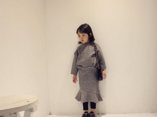 生一个这样的女儿   然后从小就培养她的街拍感~