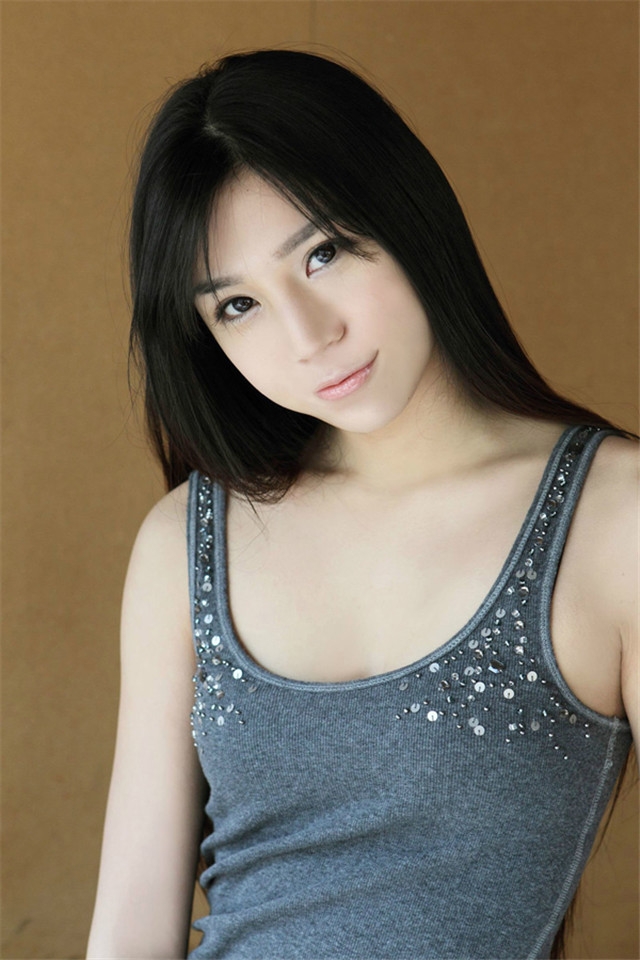 长发白皙的清纯美女甜美微笑手机壁纸