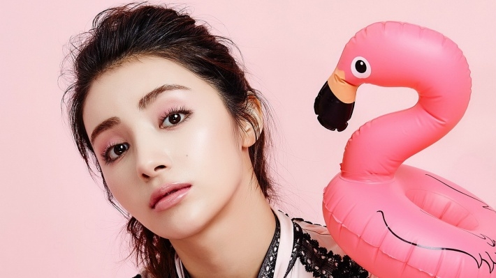 新疆美女麦迪娜甜美写真桌面壁纸
