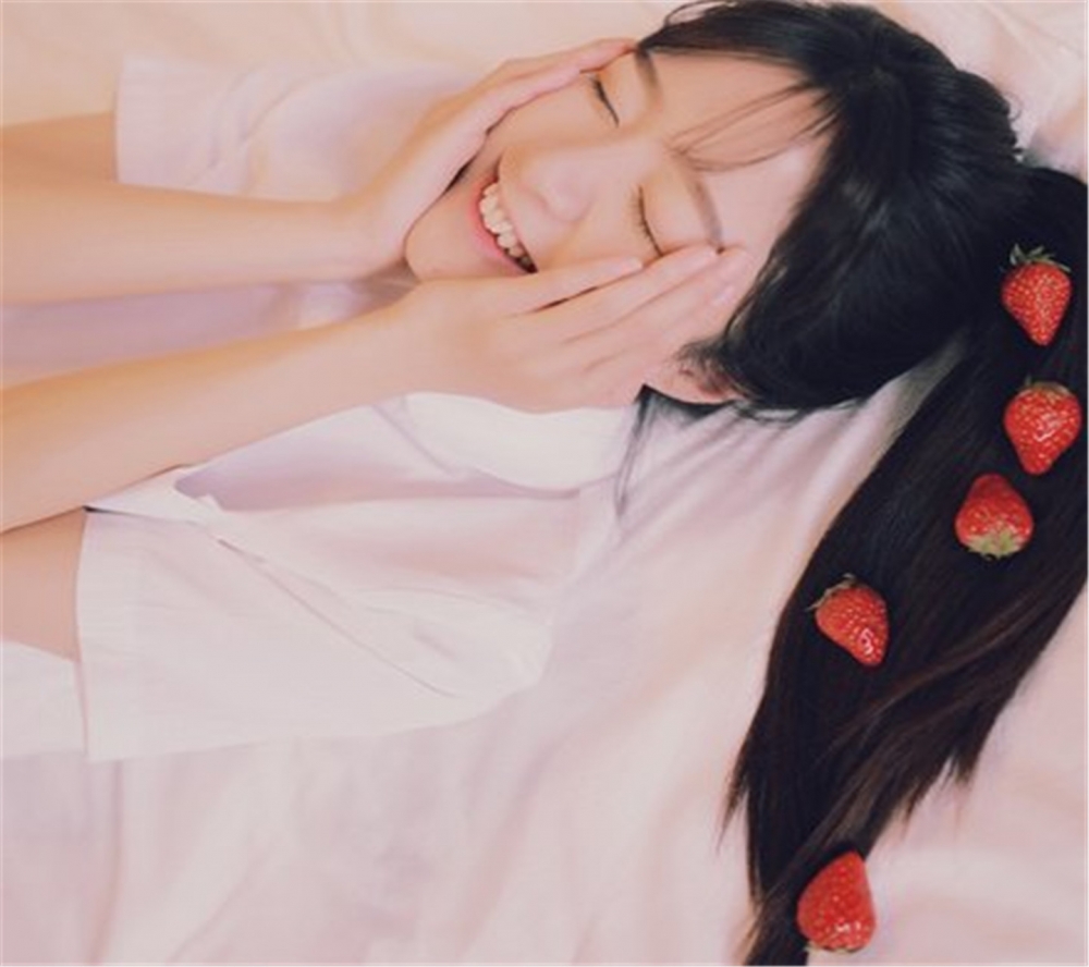草莓少女 清纯马尾学生萌妹子高清手机桌面滚屏壁纸下载