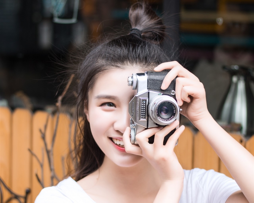 清新半丸子头美女写真桌面壁纸