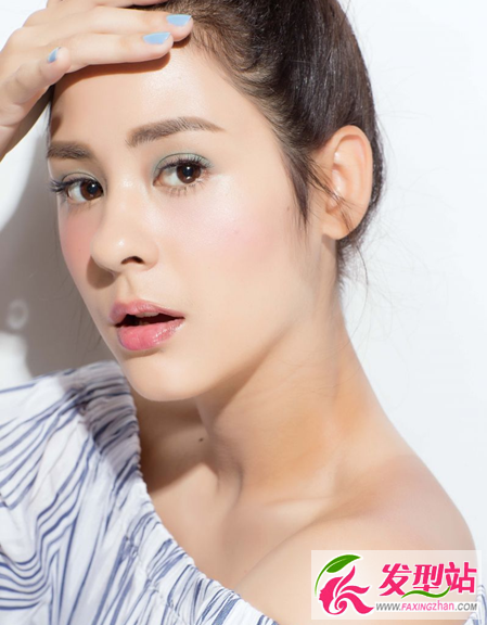 韩式蓬松丸子头扎法 爆凉系妆发二选一