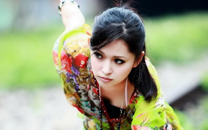忧郁迷人美女高清桌面壁纸