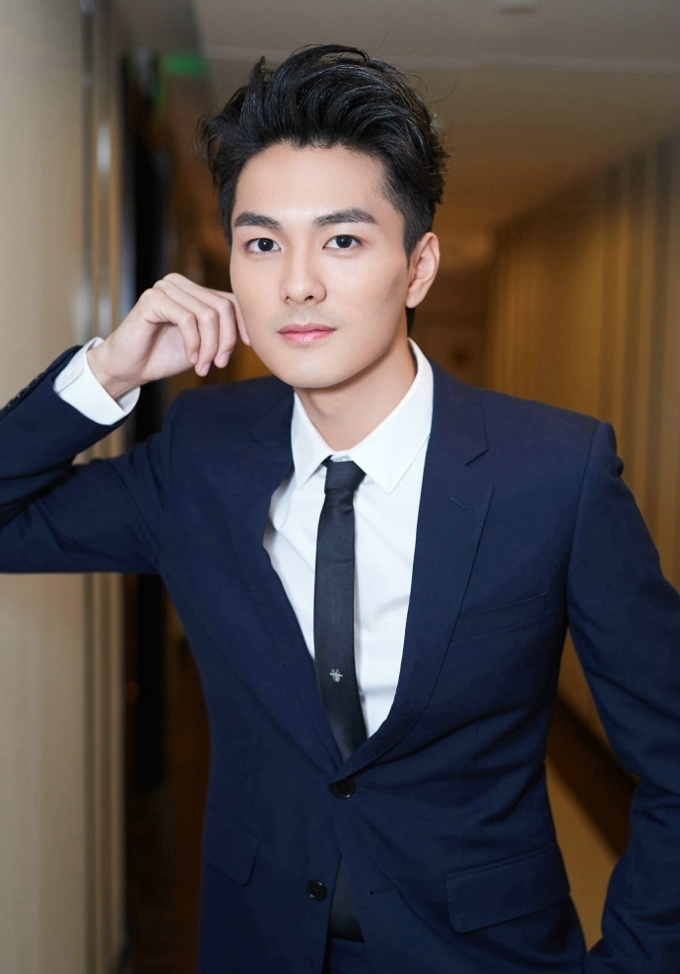 昨日新晋男演员邓竞 时尚感与绅士感兼具