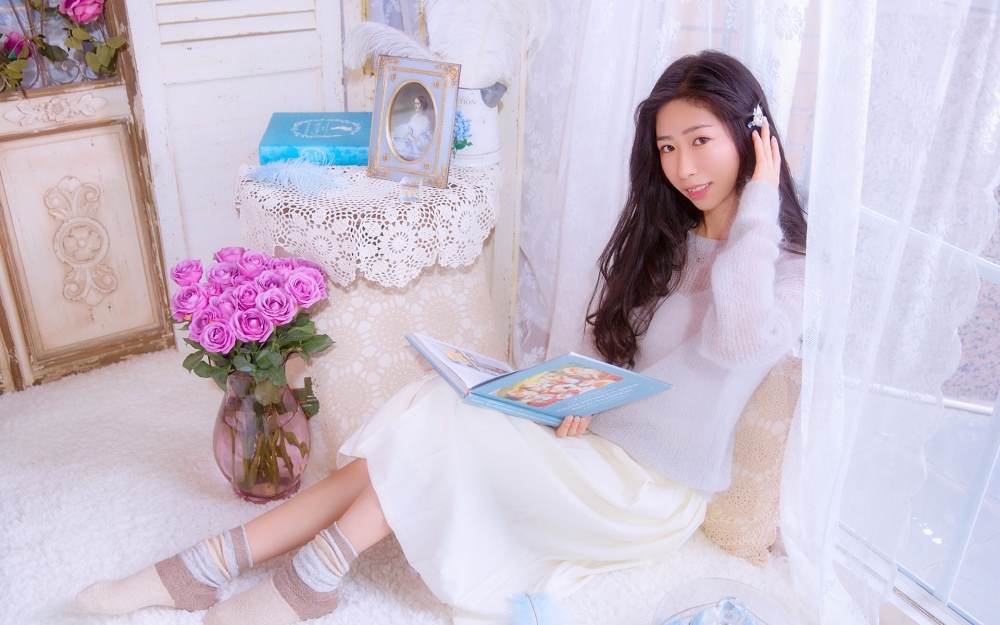 清纯美女室内唯美图片桌面壁纸