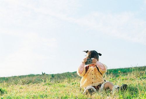 带着相机的文艺女青年  清新唯美图片