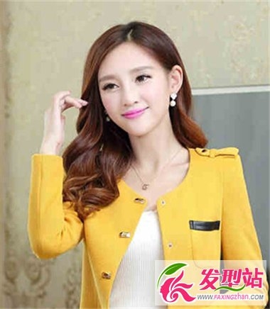 穿卫衣或者风衣适合什么发型 女生时尚百搭春秋卷发发型