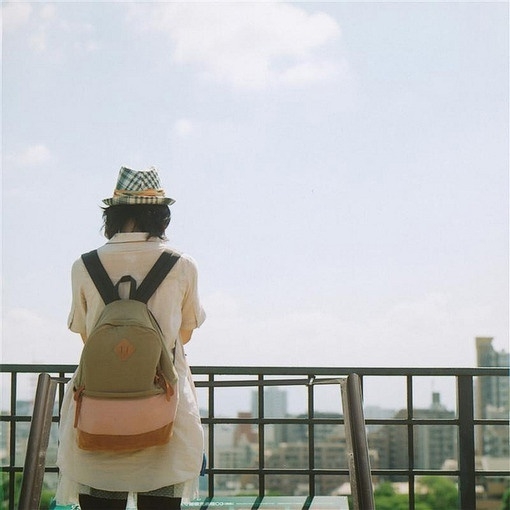 曲终人散的伤感 微信背景图片