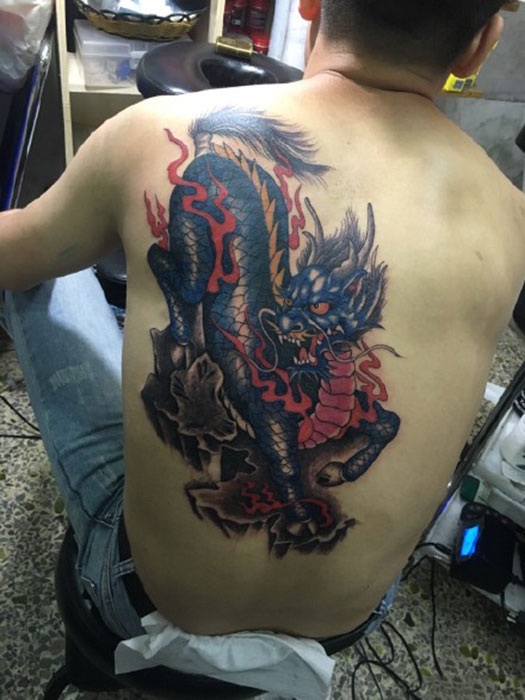后背彩绘麒麟纹身图案