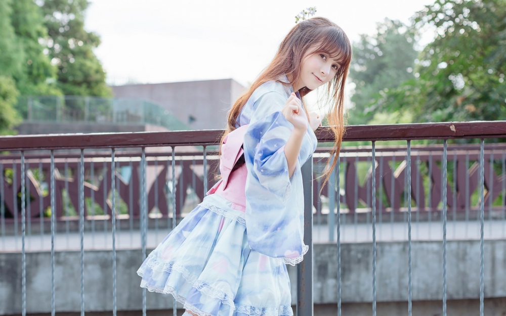 清纯萝莉美女户外写真桌面壁纸