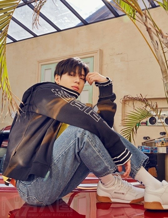 SHINee成员泰民为代言品牌拍摄最新宣传照
