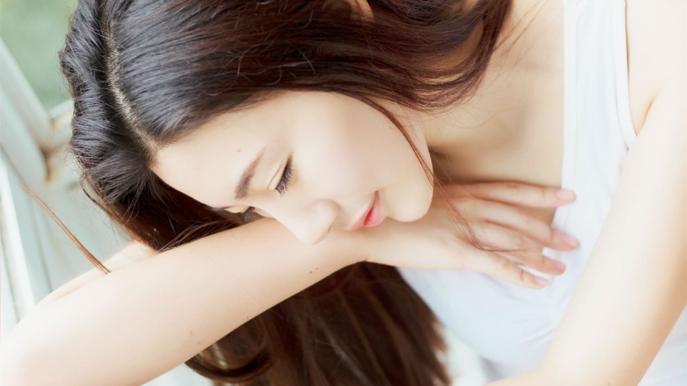 阳光甜美女孩夏季写真桌面壁纸下载