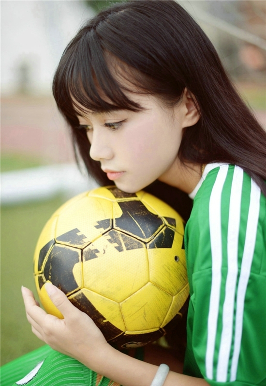 清新足球少女户外阳光甜美写真