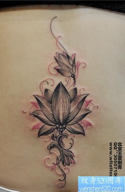女孩子腰部好看的莲花纹身图片