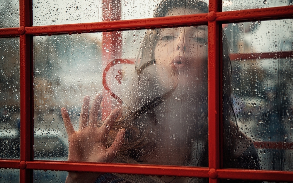 雨季站在窗后的女孩电脑桌面壁纸