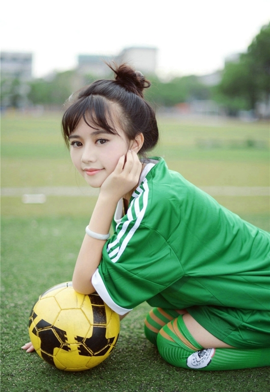 清新足球少女户外阳光甜美写真