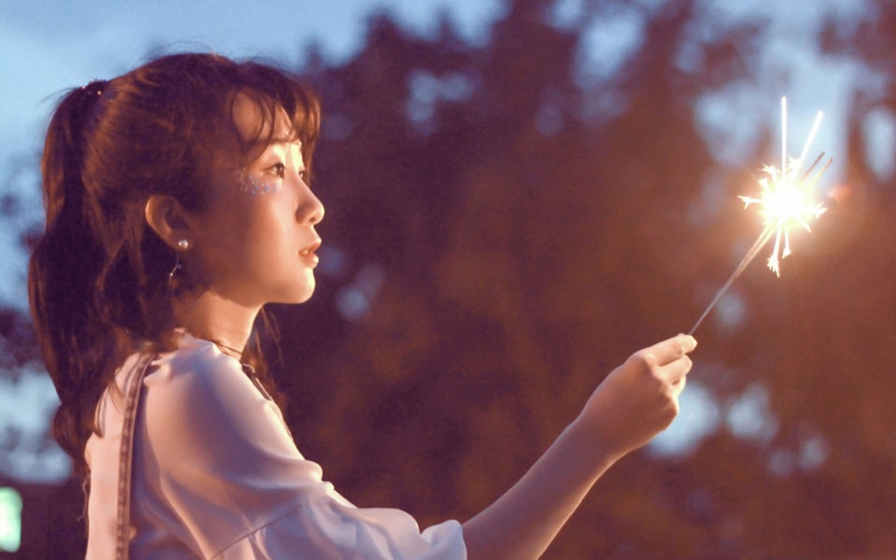 自然清新烟花美女写真电脑壁纸