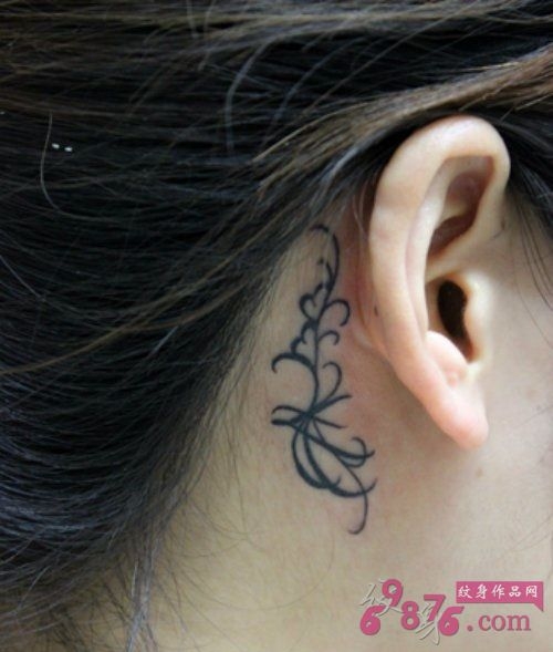 女生黑色植物藤耳后纹身图案