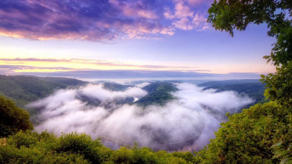 美丽云雾山河风景