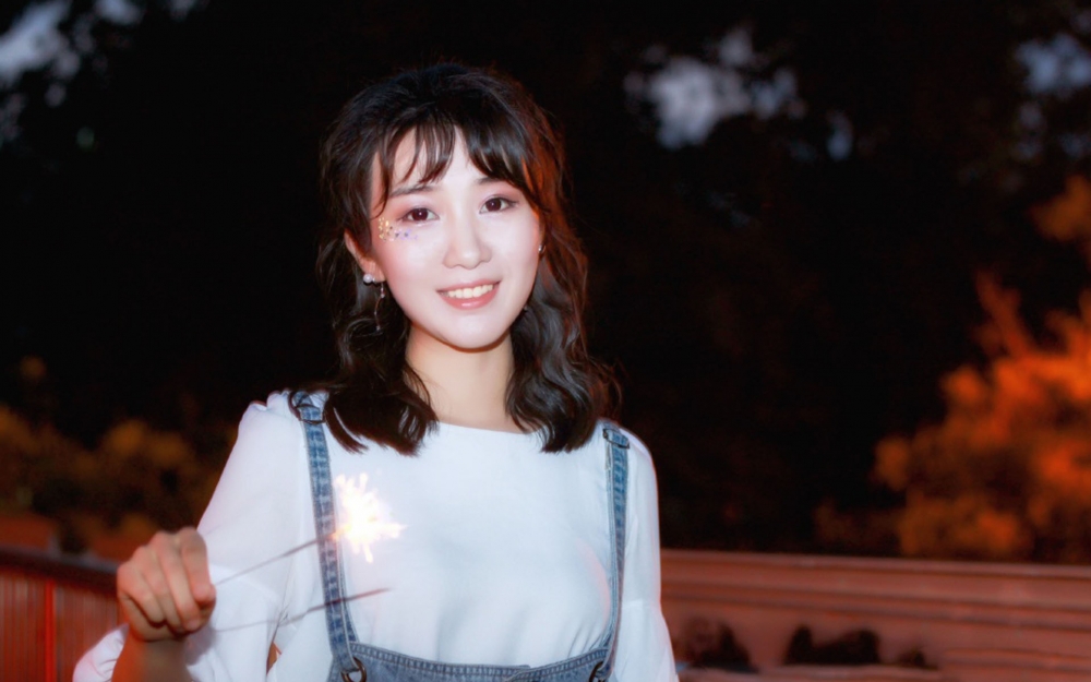 自然清新烟花美女写真电脑壁纸