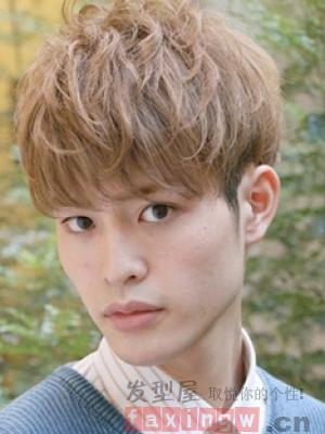 男生微烫发型多少钱  时尚帅气无价宝