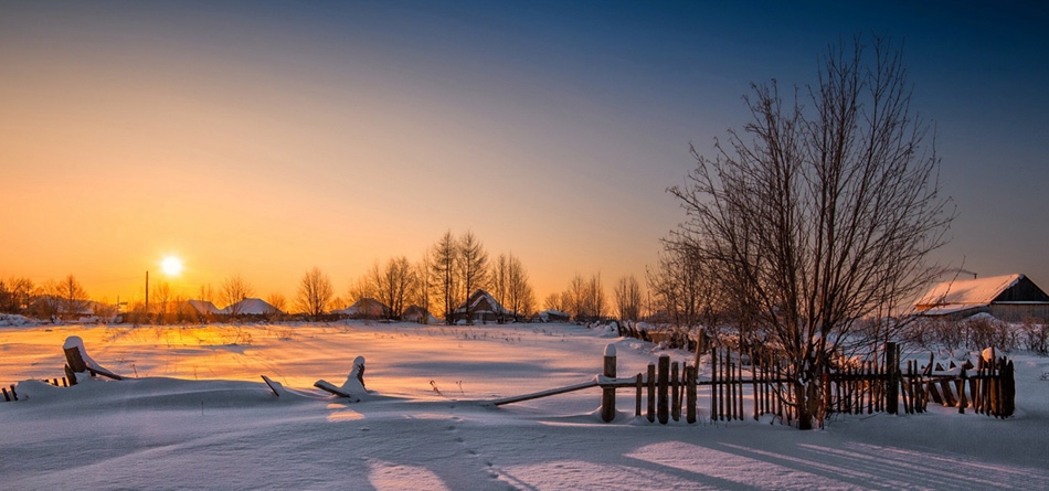 冬天，日落，房子，栅栏，树，雪地，风景图片，桌面壁纸