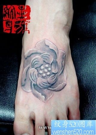 脚部黑灰莲花纹身