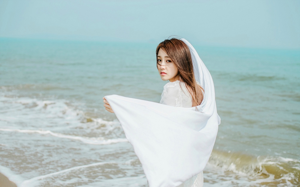 养眼美女海边唯美写真图片桌面壁纸