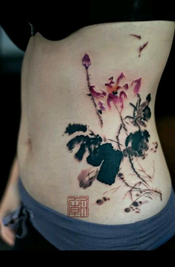 女性腰部彩色莲花纹身