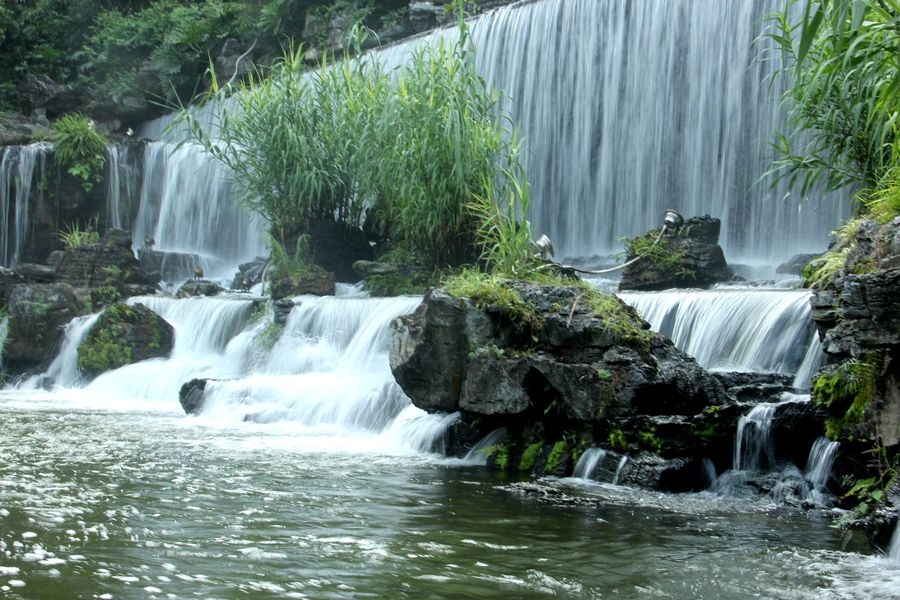 广州麓湖公园瀑布图片