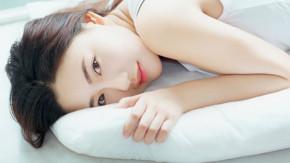 阳光甜美女孩夏季写真桌面壁纸下载
