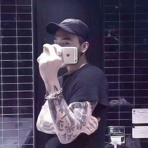 超帅的任性孤单一人男生头像