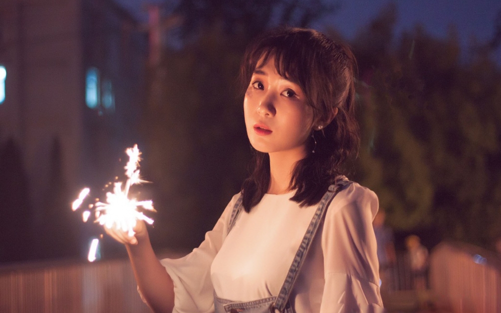自然清新烟花美女写真电脑壁纸