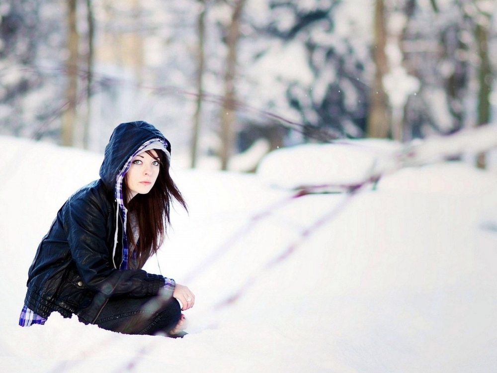 雪地里的美女写真桌面壁纸下载