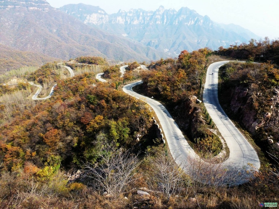 外拍摄影曲折的山路图片