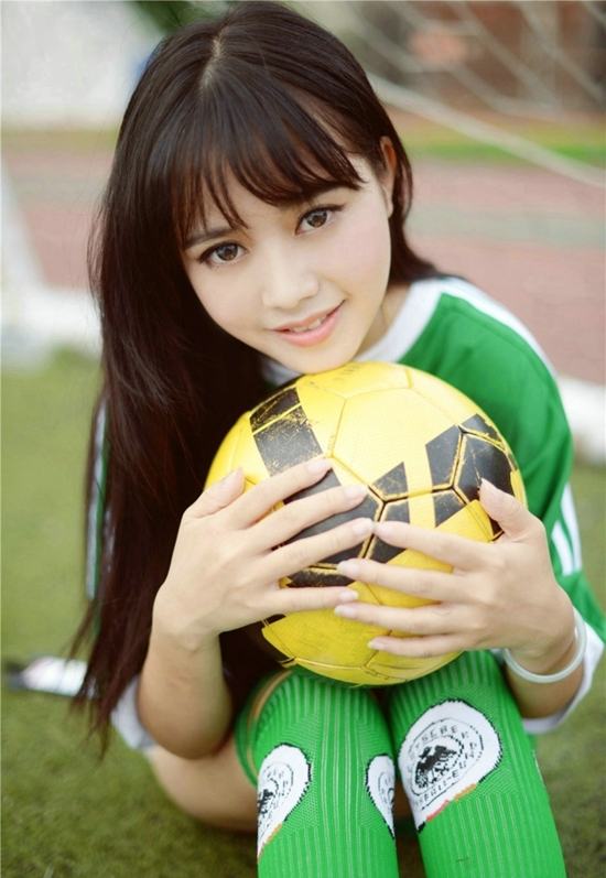 清新足球少女户外阳光甜美写真