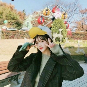 小家碧玉俏皮天真女生头像