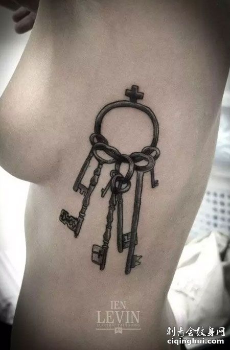 侧腰性感的钥匙纹身图案