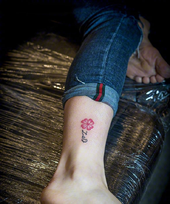 腿部简单小花瓣纹身图案