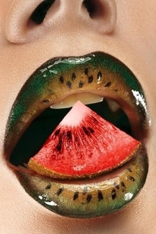 水果唇妆艺术，该吻还是该吃呢？