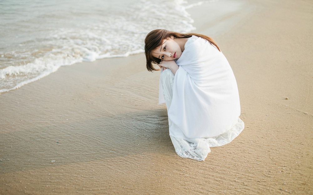 养眼美女海边唯美写真图片桌面壁纸