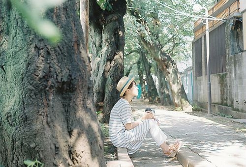 带着相机的文艺女青年  清新唯美图片
